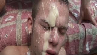 Dos hombres gay que quieren follarse completamente