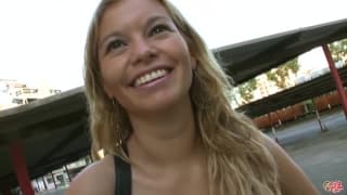 Ella solo folla con Torbe cuando ve el dinero