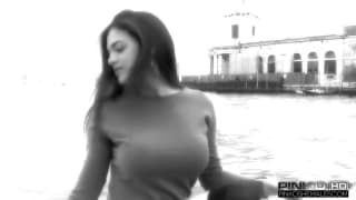 Una transexual pelirroja follando a su hombre