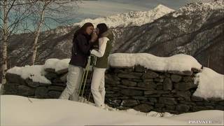 Gilda Roberts y Zafira se follan en la nieve