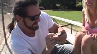 Eden Adams es una joven rubia y muy sexy en acción