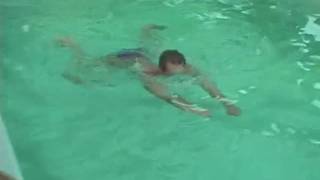 A Monica Cameron le encantará follar en la piscina