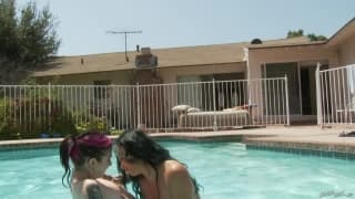 Joanna Angel y Brittany Lynn en la piscina