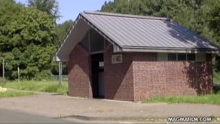 Esta Milf Rubia gana dinero mamando pollas