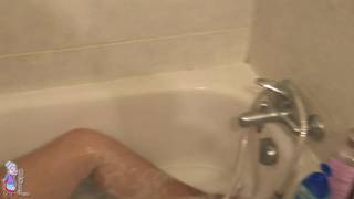 Hermine es una vieja cachonda en la bañera