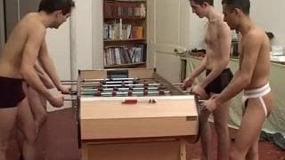 Una sesión de sexo en grupo con cuatro amigos gays