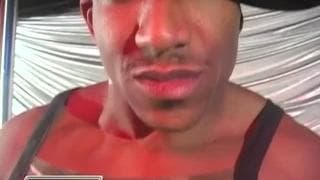 Phoenix adora hacer el papel de stripper gay