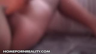 Esta amateur morena  disfruta más con su dildo