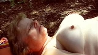 Esta vieja se masturba en medio del bosque Esta vieja se masturba en medio del bosque