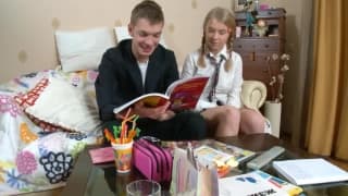 Serina se va a la cama con su tutor favorito