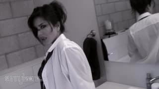 Caricias excitantes de la bella Sunny Leone