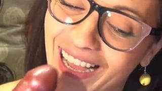 Esta puta adora mamar su consolador sexual