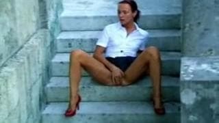 Una mamita francesa masturbándose afuera