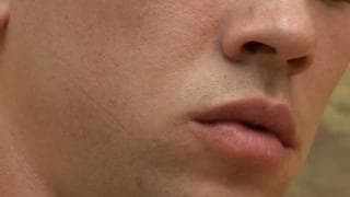 Kenzo disfruta de una buena paja en el sofá