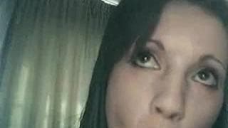 Esta morena amateur se complace en solitario