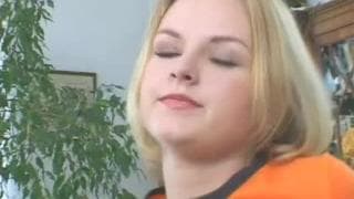 Esta puta sentirá placer en su coño ardiente 