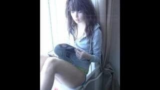 Esta chica morena se masturba con delicadeza