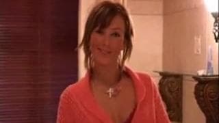 Ella es una morena seductora que se baña sola