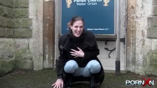 Esta morena joven orina en público