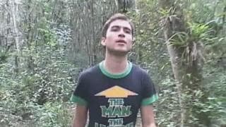 Los mejores amigos amándose en el pasto