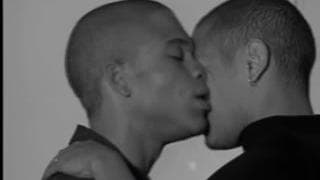 Dos hombres negros se enculan y gozan mucho