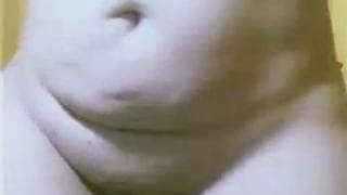 Veamos a una rubia madura frente a la cámara