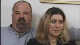 Ella folla con su amante frente a su marido