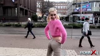 Esta rubia se excita orinando en público Esta rubia se excita orinando en público