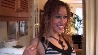 Esta árabe francesa abre bien las piernas