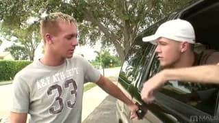 La mirada de un hombre que desea a su amigo