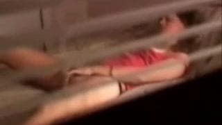 La sorprenden mirando porno del bueno