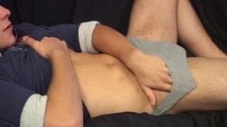 Calentándose la polla con sus propias manos