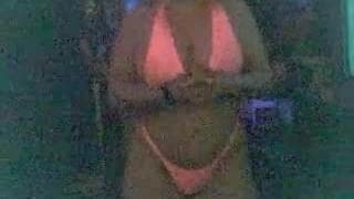 Esta Milf adora bailar frente a la webcam