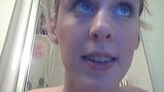 Esta rubia traviesa se acaricia bajo la ducha