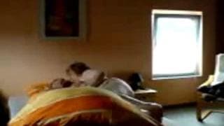 Una chica embarazada y su marido en la cama