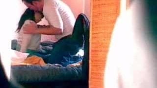 Esta morena linda quiere mamar en su cuarto