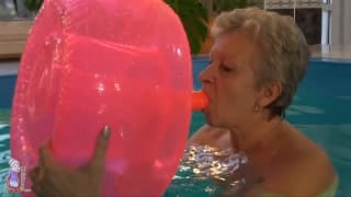 La abuela en la piscina antes de masturbarse