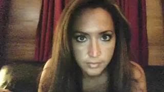 Esta morena amateur se masturba en la cámara