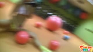 Esta rubia disfruta penetrándose con un dildo