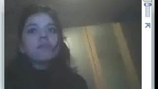 Ella se desnuda para que la vean en la webcam