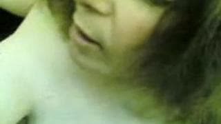 A esta puta le encanta la polla de su chico