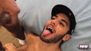 Besos y mamadas entre chicos muy calientes