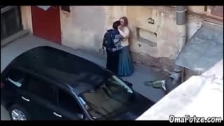 Un chico se folla a esta mujer en la avenida