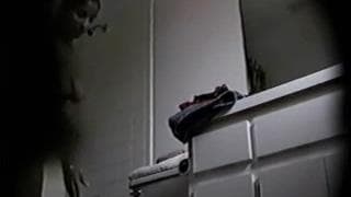 Una Milf siendo espiada al cambiarse de ropa