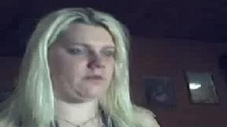 Esta mami gordita disfruta del fistfucking