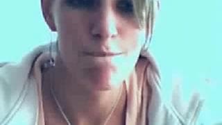 Ella se graba tocándose con su propia cámara