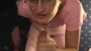 Ella masturba a su hombre y hace el sexo oral