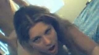 Esta puta se deja penetrar como perrito