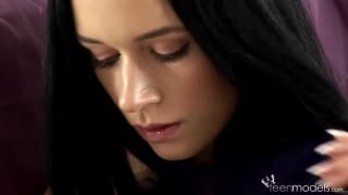 Anna se masturba con mucha delicadeza