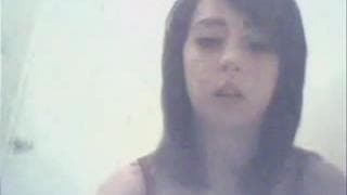 Esta amateur joven quiere tocarse con placer